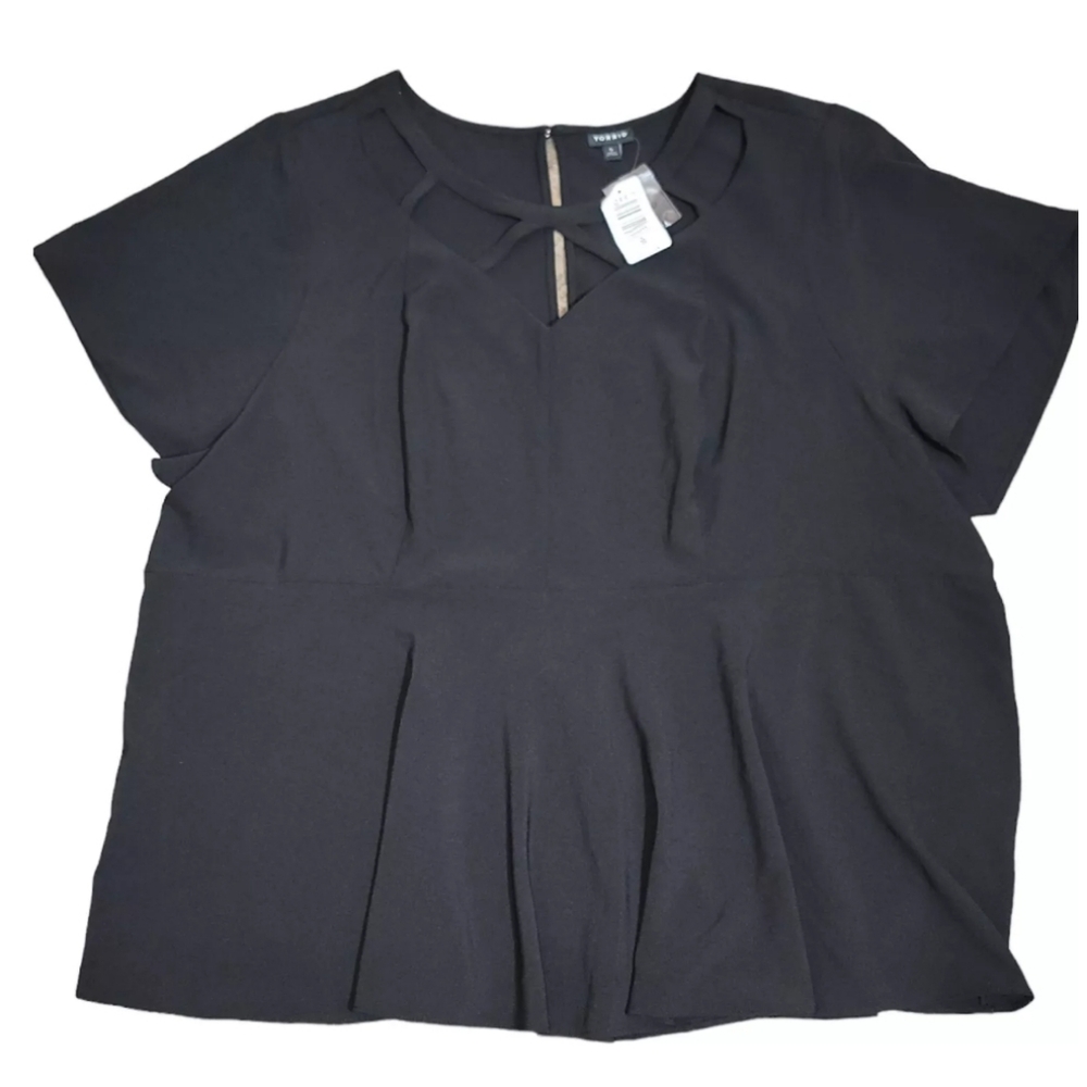 NWT Torrid 5 Women’s Blouse 5X Black Short Sleeve Peep Hole Casual